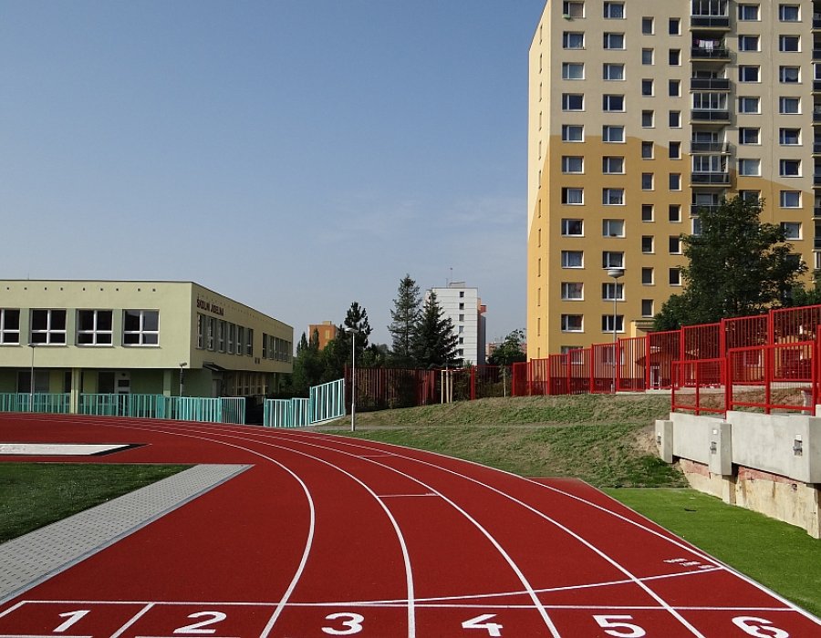 Rekonstrukce a rozšíření atletického sportoviště 1.ZŠ v Plzni a výstavba zázemí pro sport Rekonstrukce a rozšíření atletického sportoviště 1.ZŠ v Plzni a výstavba zázemí pro sport